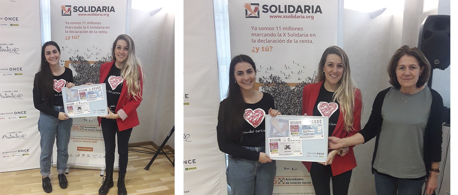 Victoria Sanz (de rojo), beneficiaria de la X Solidaria, junto a su madre y a Mónica, técnica de comunicación de Menudos Corazones