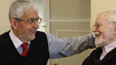 Puedes ayudar a un millón de personas mayores marcando la casilla de Fines Sociales
